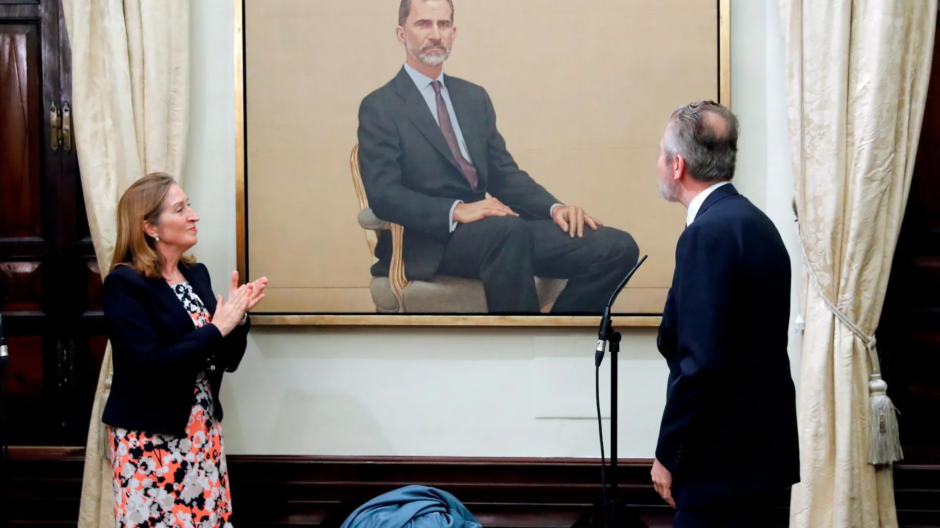 La presidenta del Congreso de los Diputados, Ana Pastor, durante la presentación este lunes el nuevo retrato de Felipe VI, realizado por el pintor Hernán Cortés