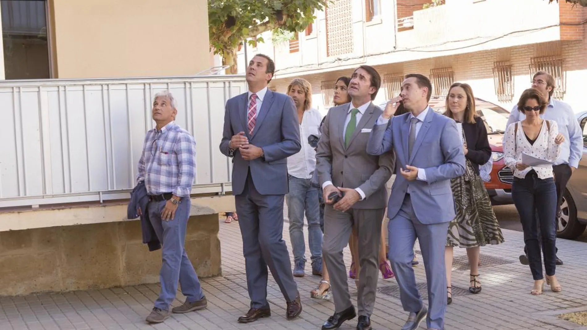 El consejero de Fomento y Medio Ambiente durante su visita a las viviendas rehabilitadas