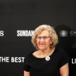 La alcaldesa, Manuela Carmena, posa a su llegada a la presentación de «The best day of my life», el documental del director Fernando González Molina