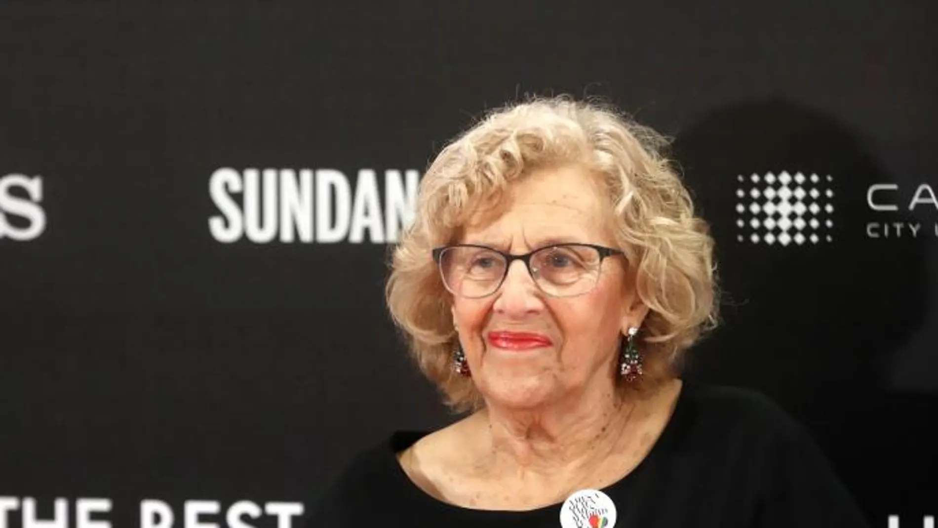 La alcaldesa, Manuela Carmena, posa a su llegada a la presentación de «The best day of my life», el documental del director Fernando González Molina