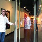 Ferran Josa abriendo la puerta de la galería de arte recientemente inaugurada.