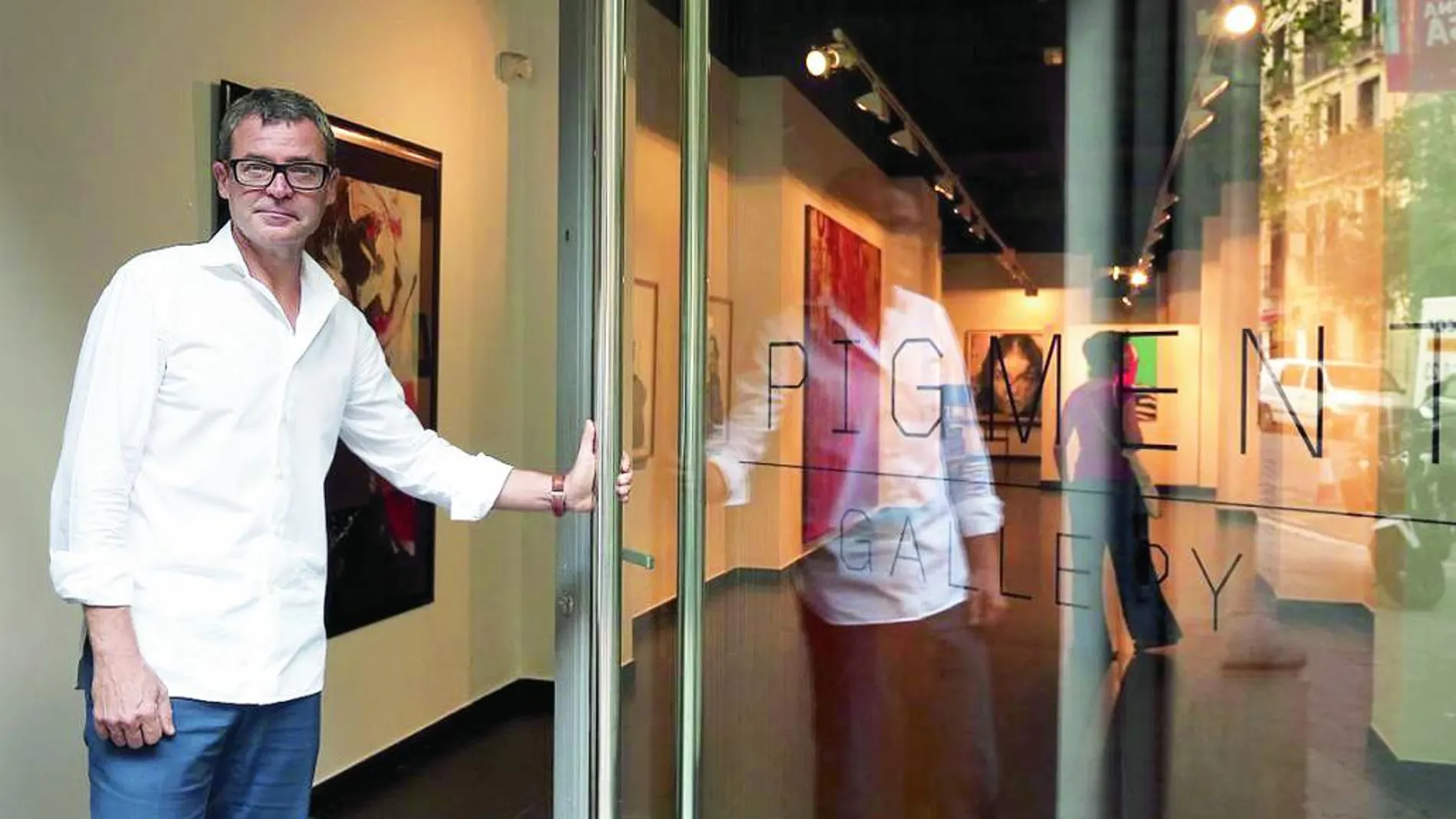 Ferran Josa abriendo la puerta de la galería de arte recientemente inaugurada.