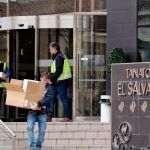 Efectivos de la Policía Nacional a las puertas del tanatorio El Salvador, en Valladolid