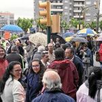 Centenares de vecinos protestaron ayer en el centro de Sant Andreu de la Barca, después de la acusación contra nueve de los docentes del instituto El Palau, acusados de un delito de odio