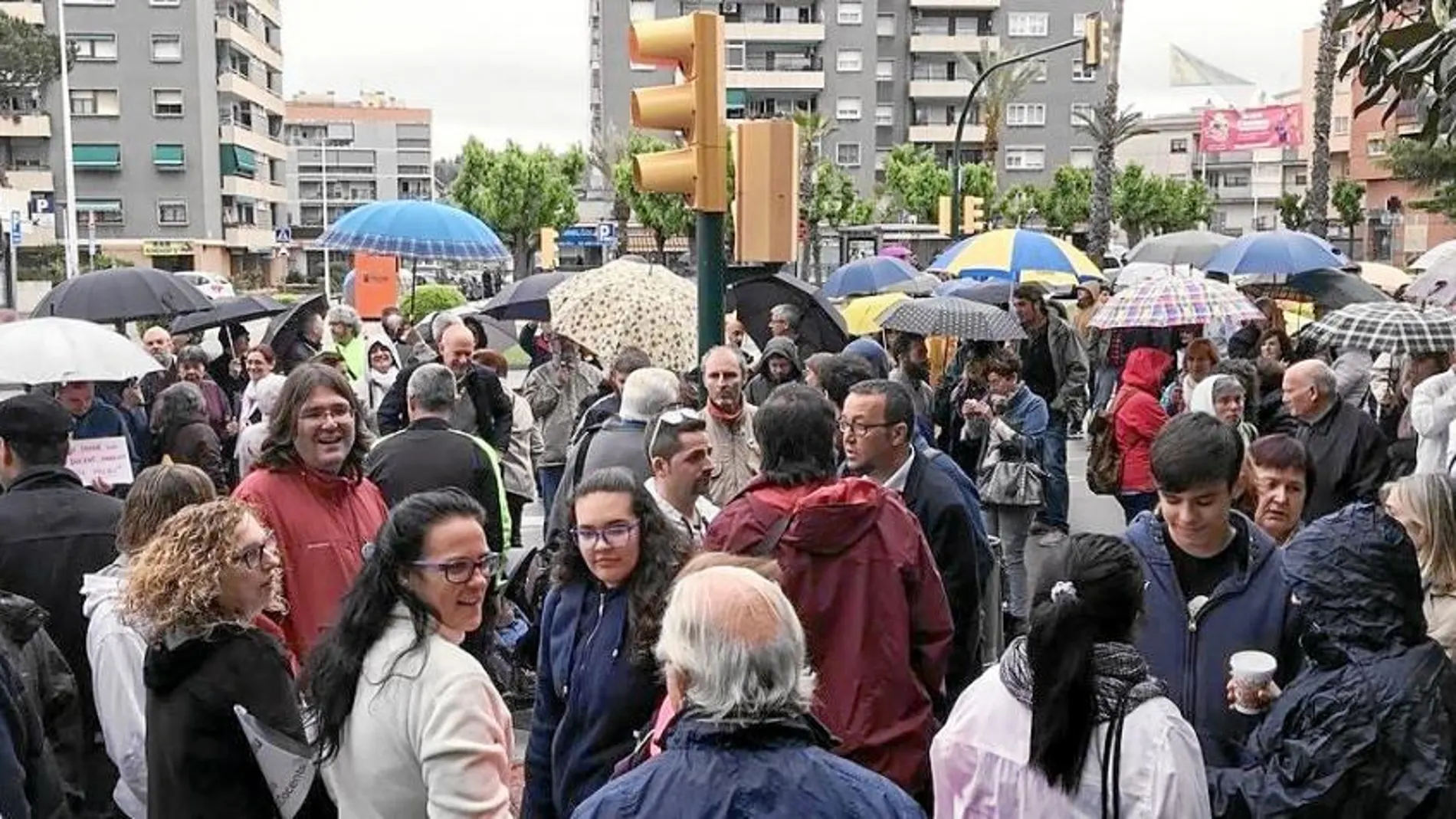 Centenares de vecinos protestaron ayer en el centro de Sant Andreu de la Barca, después de la acusación contra nueve de los docentes del instituto El Palau, acusados de un delito de odio