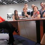 La vicepresidenta en funciones, ayer tras el Consejo de ministros, en conversación con los periodistas