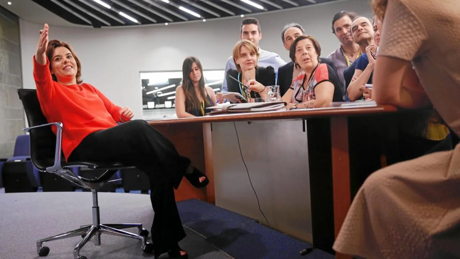 La vicepresidenta en funciones, ayer tras el Consejo de ministros, en conversación con los periodistas