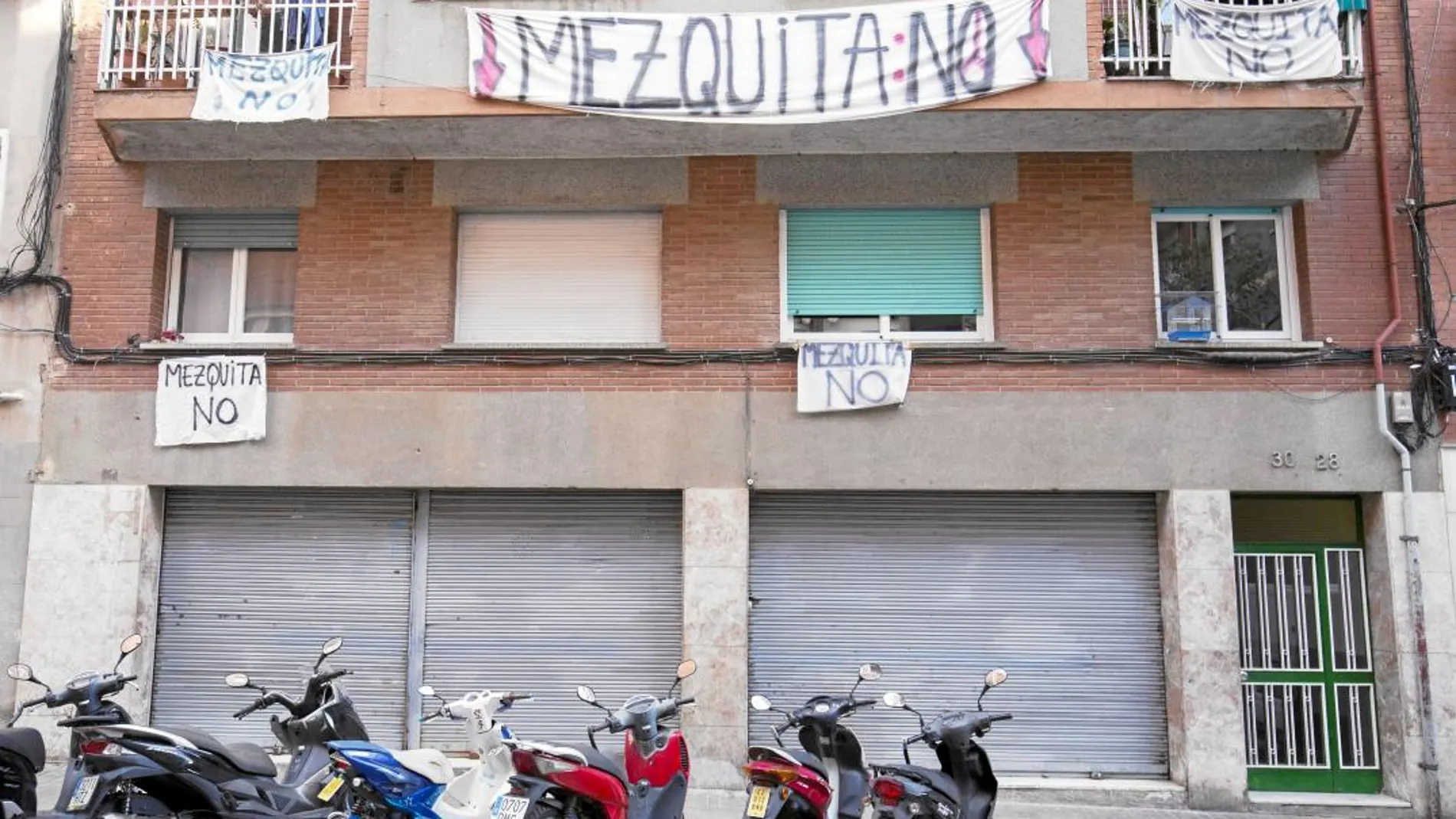 En la imagen, la fachada del edificio del calle Japó de Nou Barris, en Barcelona, que acoge la nueva mezquita creada en el distrito