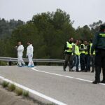 Agentes de los Mossos d,Esquadra y de la Guardia Civil en el lugar del accidente. EFE/Jaume Sellart
