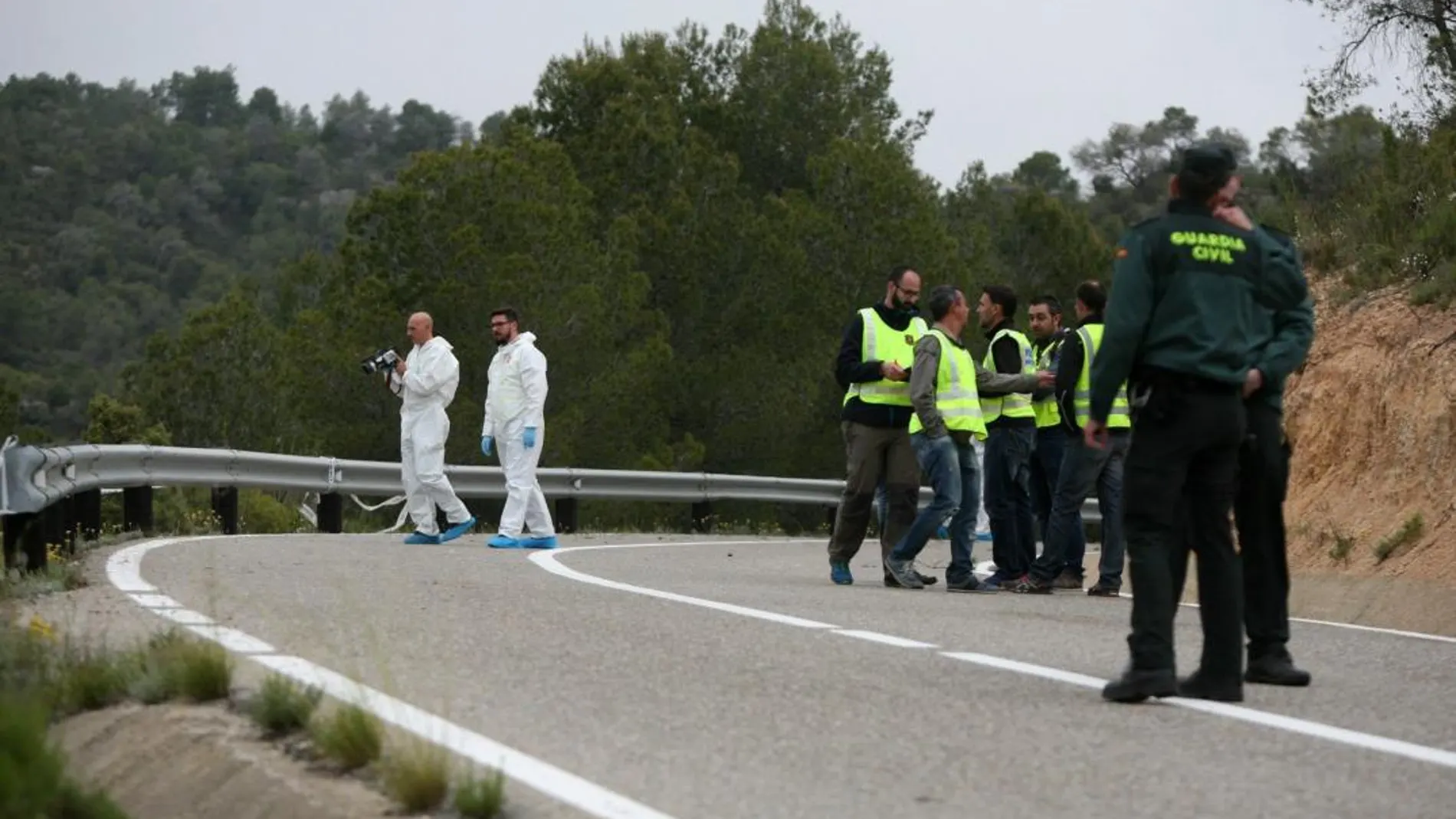 Agentes de los Mossos d,Esquadra y de la Guardia Civil en el lugar del accidente. EFE/Jaume Sellart