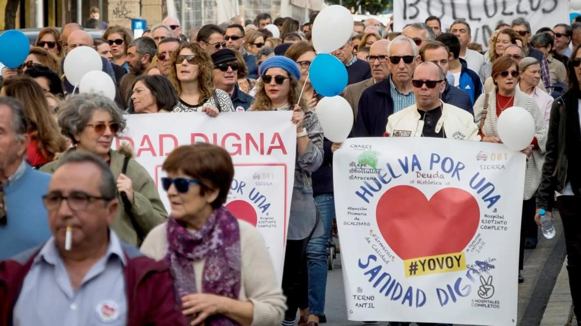 Manifestantes portando pancartas, ayer en las calles de la capital onubense
