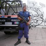 Un policía vigila la entrada al restaurante La Leche en Jalisco (México), donde se produjo el secuestro