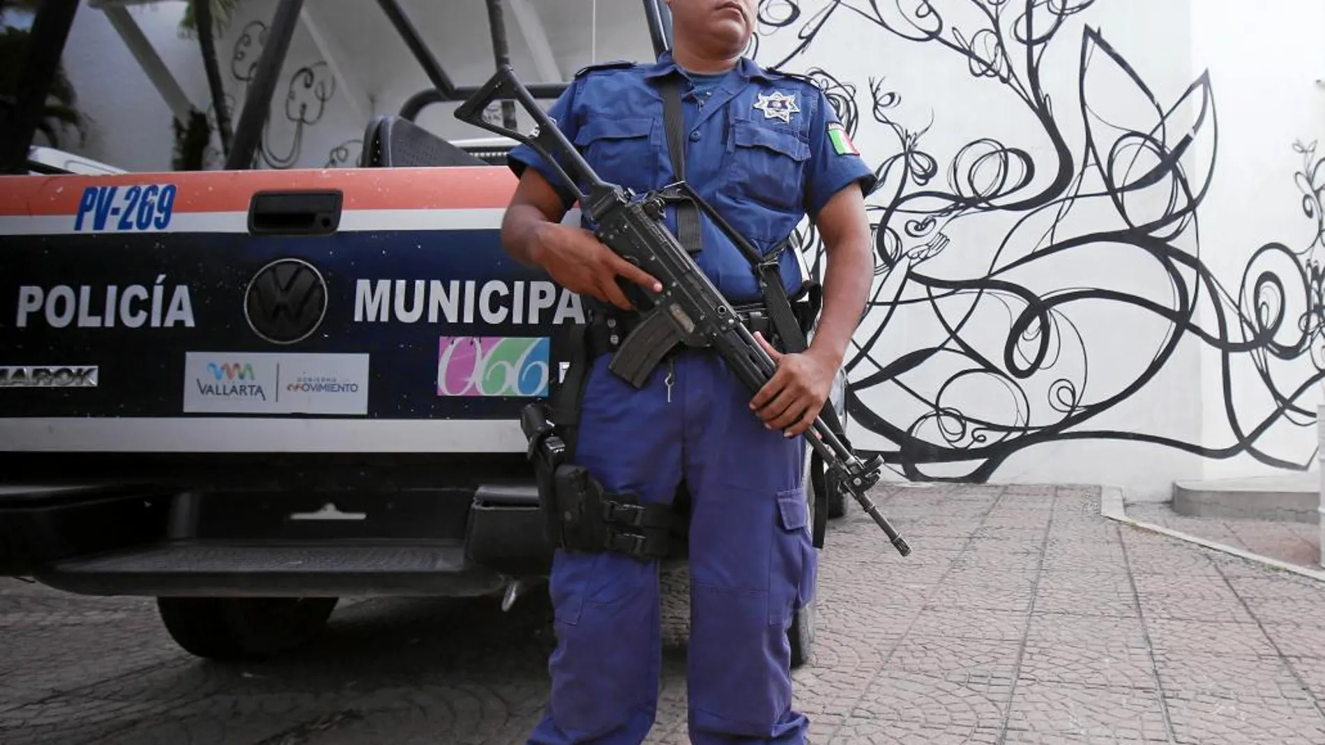 Un policía vigila la entrada al restaurante La Leche en Jalisco (México), donde se produjo el secuestro