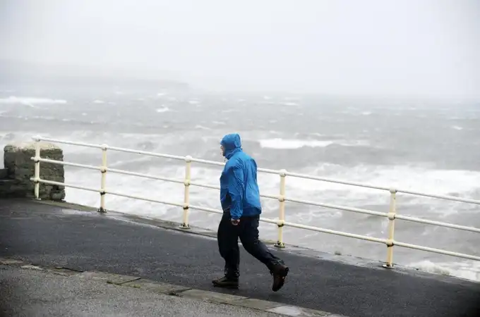 La tormenta Ofelia paraliza Irlanda y deja tres muertos