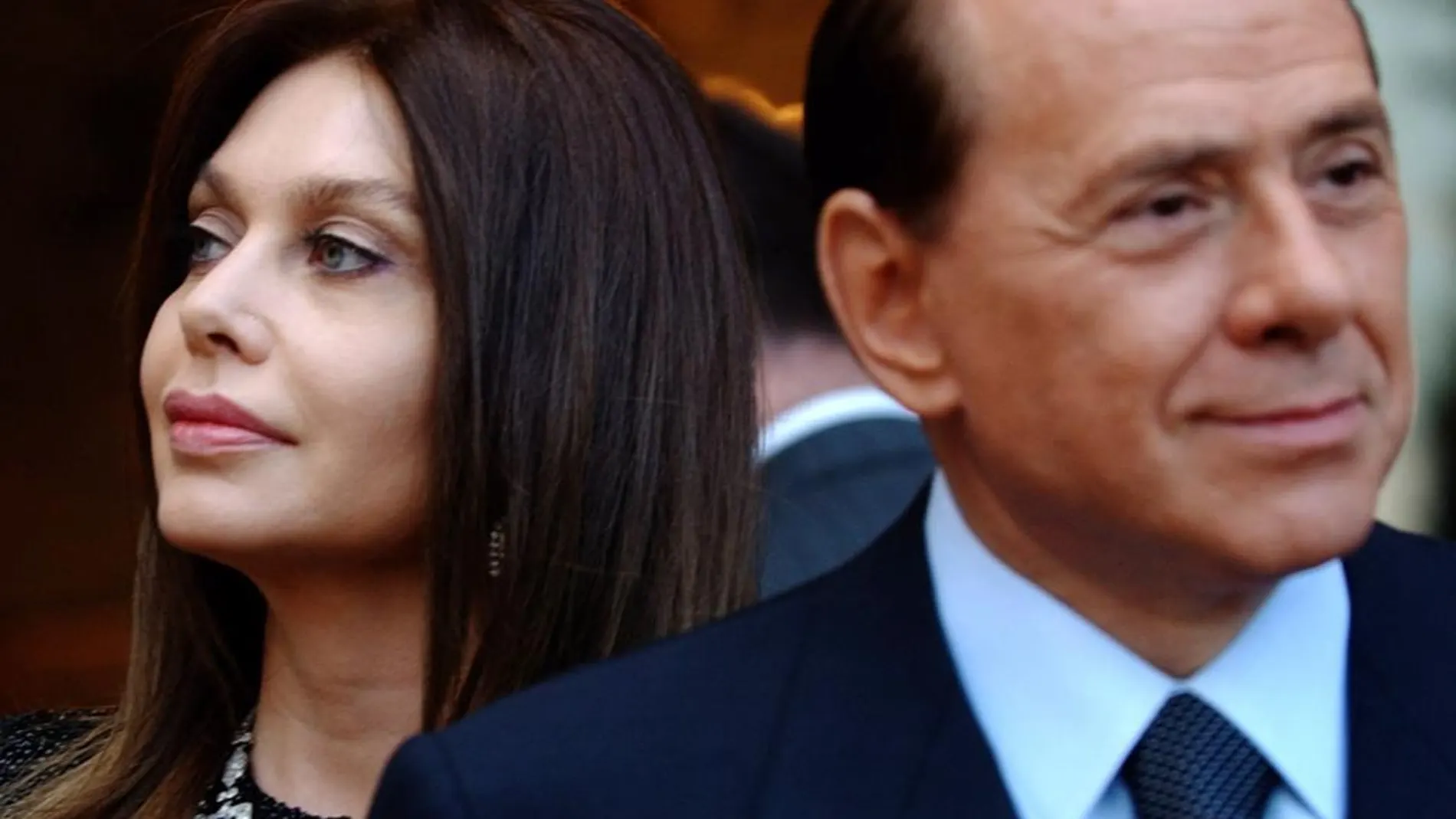 Imagen de 2004 de el ex primer ministro italiano y empresario Silvio Berlusconi y su segunda exmujer, Veronica Lario