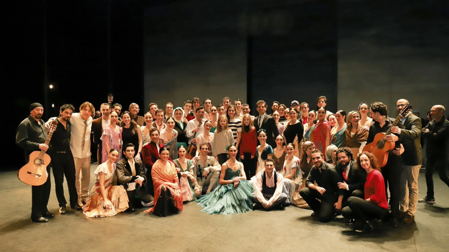 La Reina Letizia, junto a las Infantas Leonor y Sofía, posan con la compañía de Ballet Nacional en su 40 aniversario / Cuenta oficial de Twitter Ballet Nacional