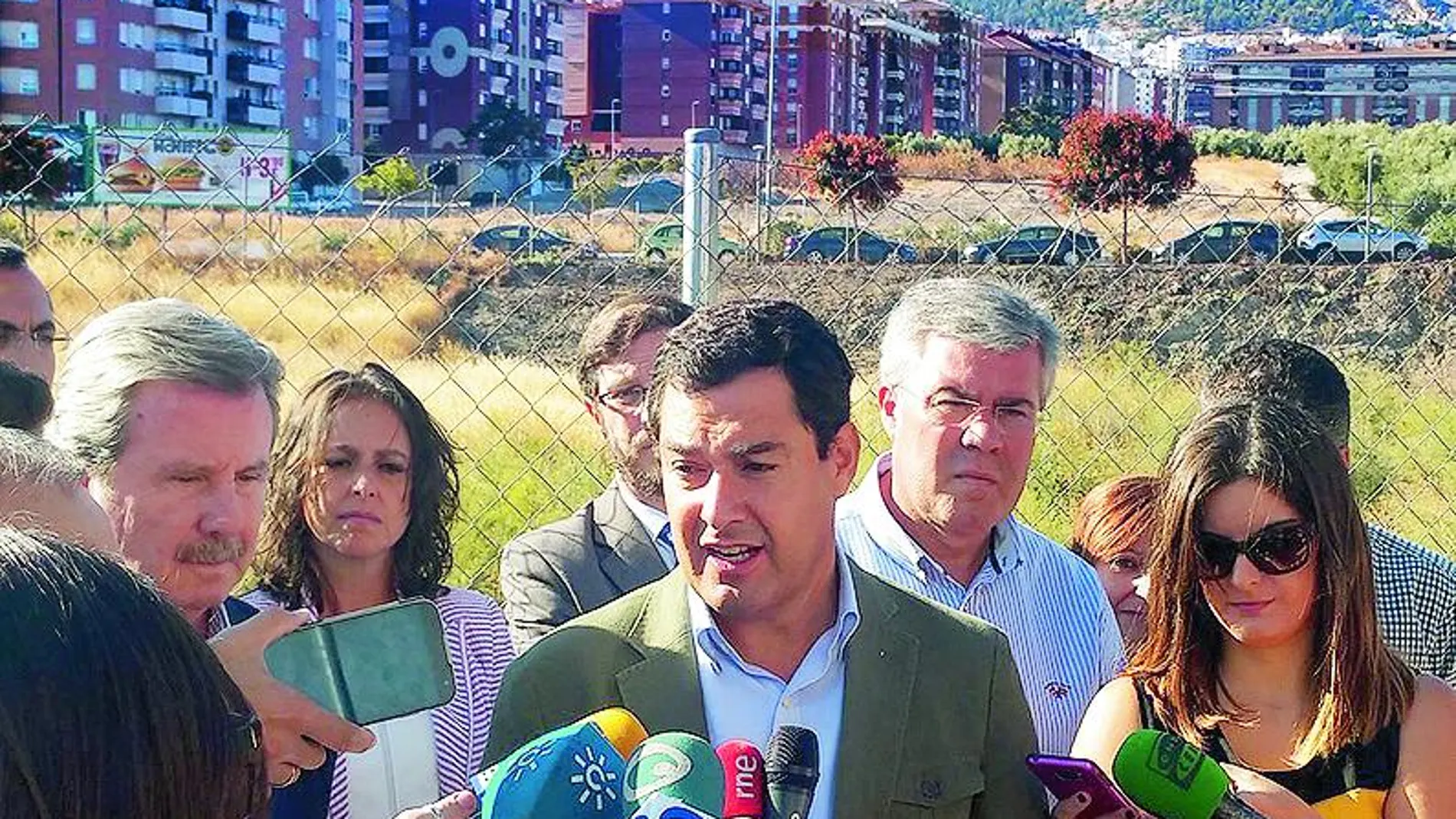 Moreno visitó el solar sobre el que debe construirse el conservatorio de Jaén.