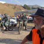 Efectivos de la Guardia Civil y Protección Civil al inicio de la primera batida ciudadana organizada por el ayuntamiento de A Pobra do Caramiñal