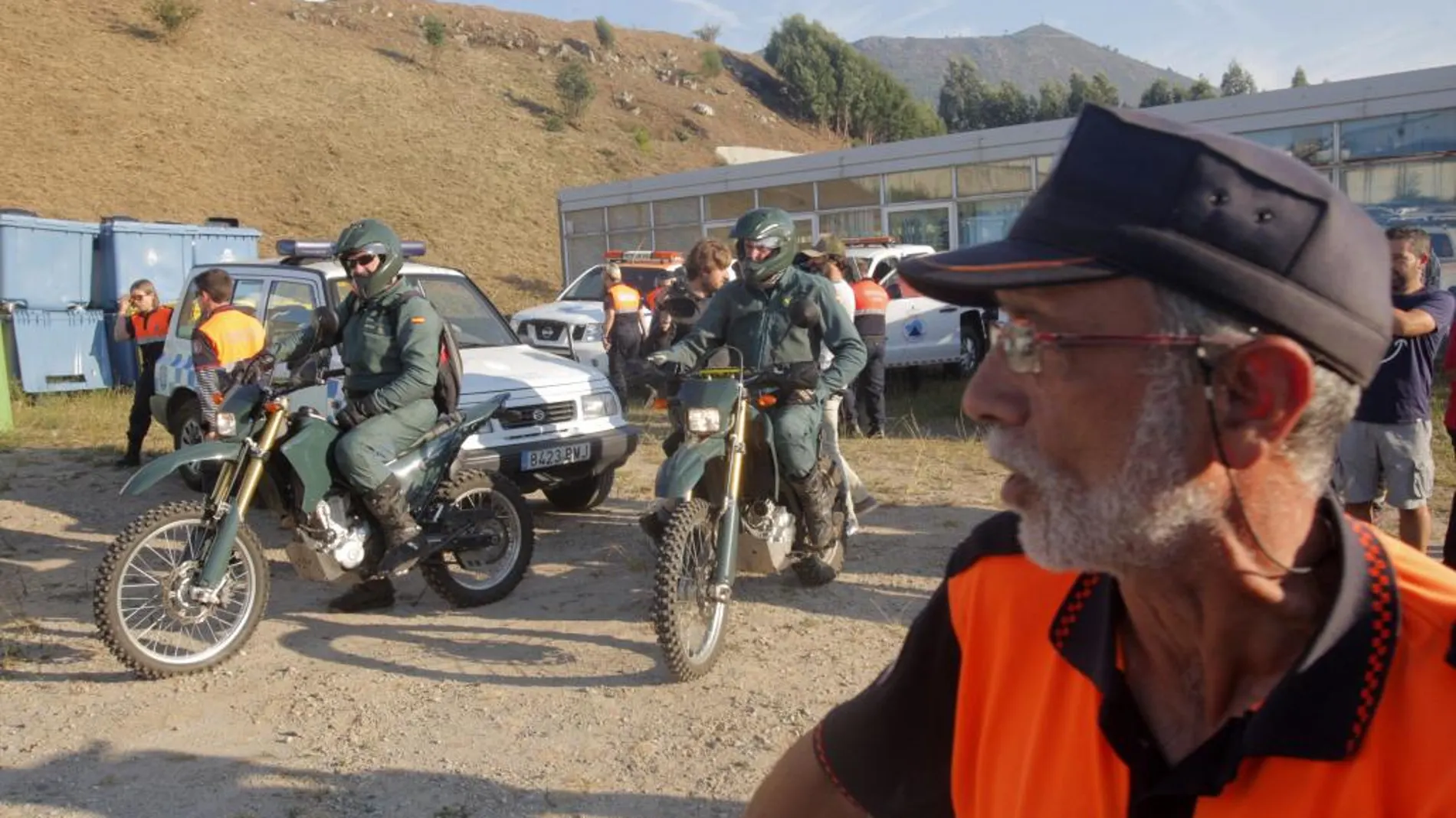 Efectivos de la Guardia Civil y Protección Civil al inicio de la primera batida ciudadana organizada por el ayuntamiento de A Pobra do Caramiñal