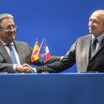 El ministro del Interior galo, Gerard Collomb (dcha), estrecha la mano a su homólogo español, Juan Ignacio Zoido (izq),