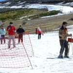 Visitantes en la estación de esquí Sierra de Béjar La Covatilla
