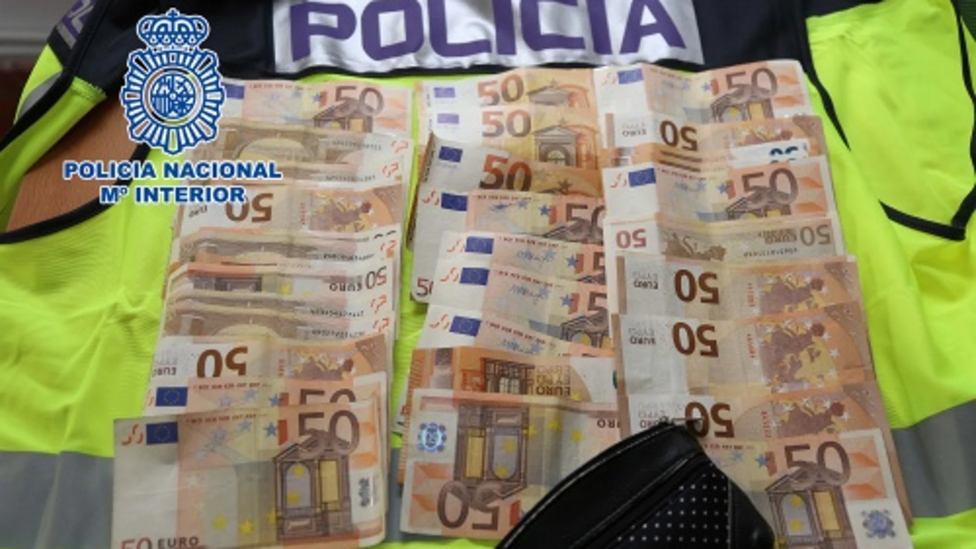 Imagen facilitada por la Policía con el dinero incautado a los detenidos