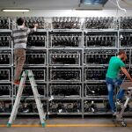 Empleados trabajando en el minado de criptomonedas / Reuters