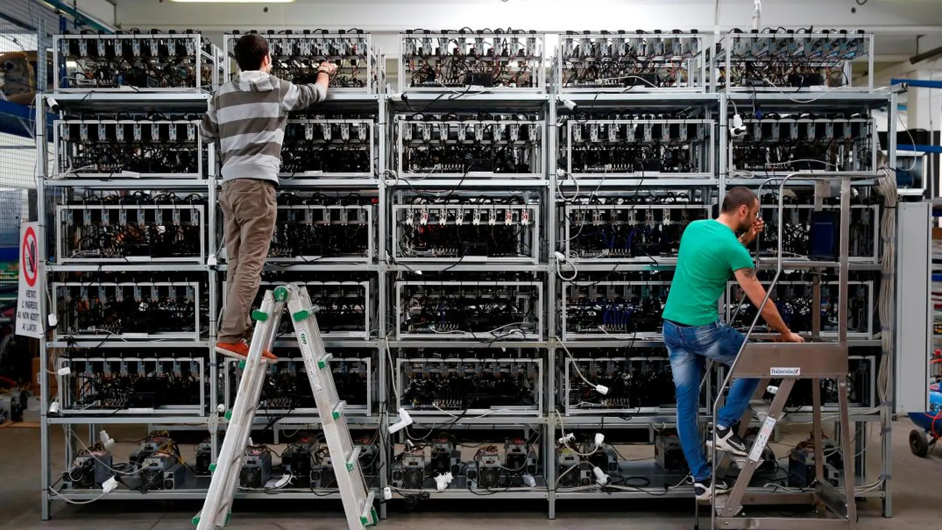 Empleados trabajando en el minado de criptomonedas / Reuters