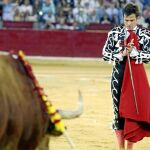 El Juli aplaude al tercer toro de El Pilar ayer en Zaragoza. Foto: EFE/Javier Cebollada