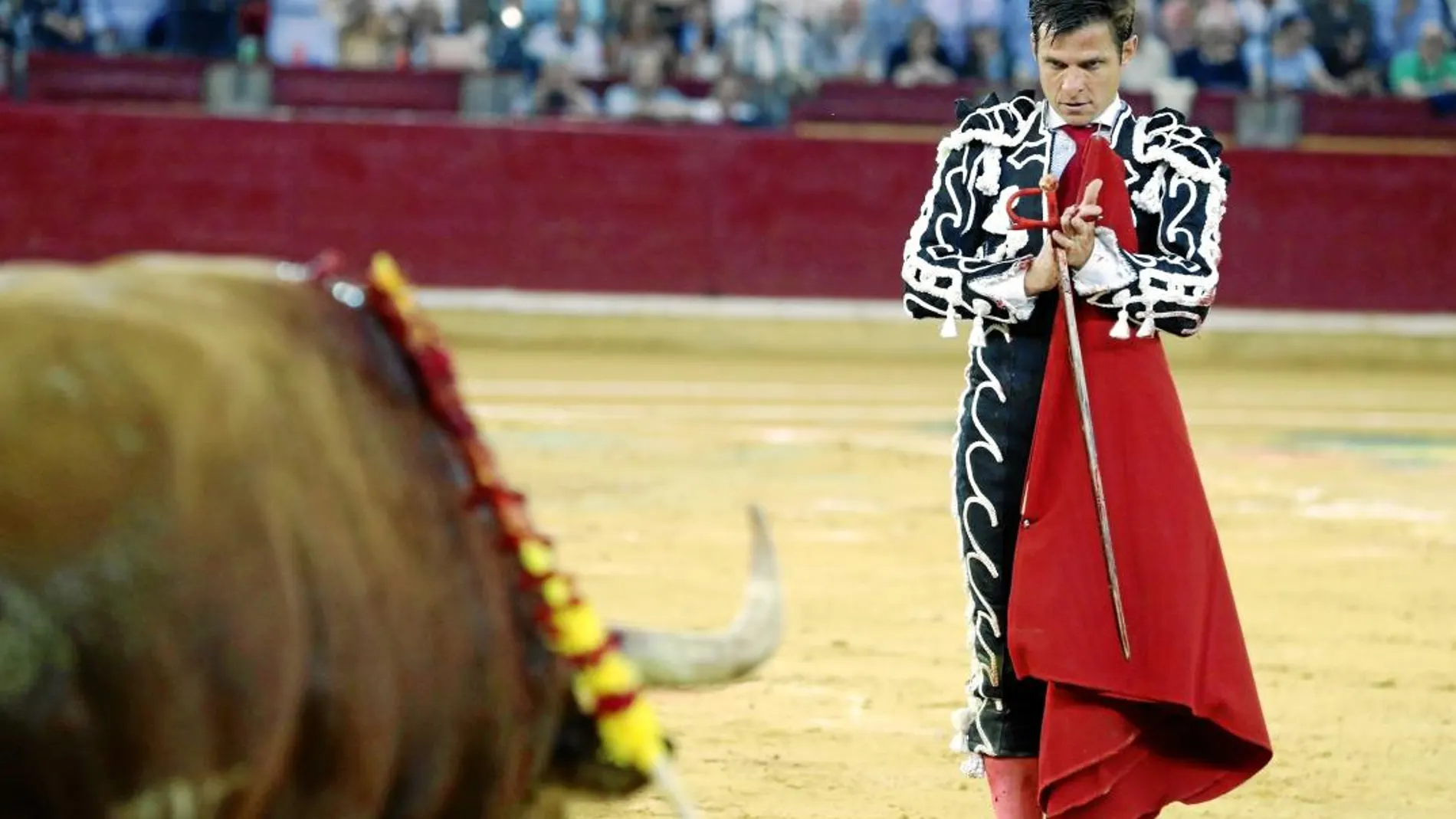 El Juli aplaude al tercer toro de El Pilar ayer en Zaragoza. Foto: EFE/Javier Cebollada