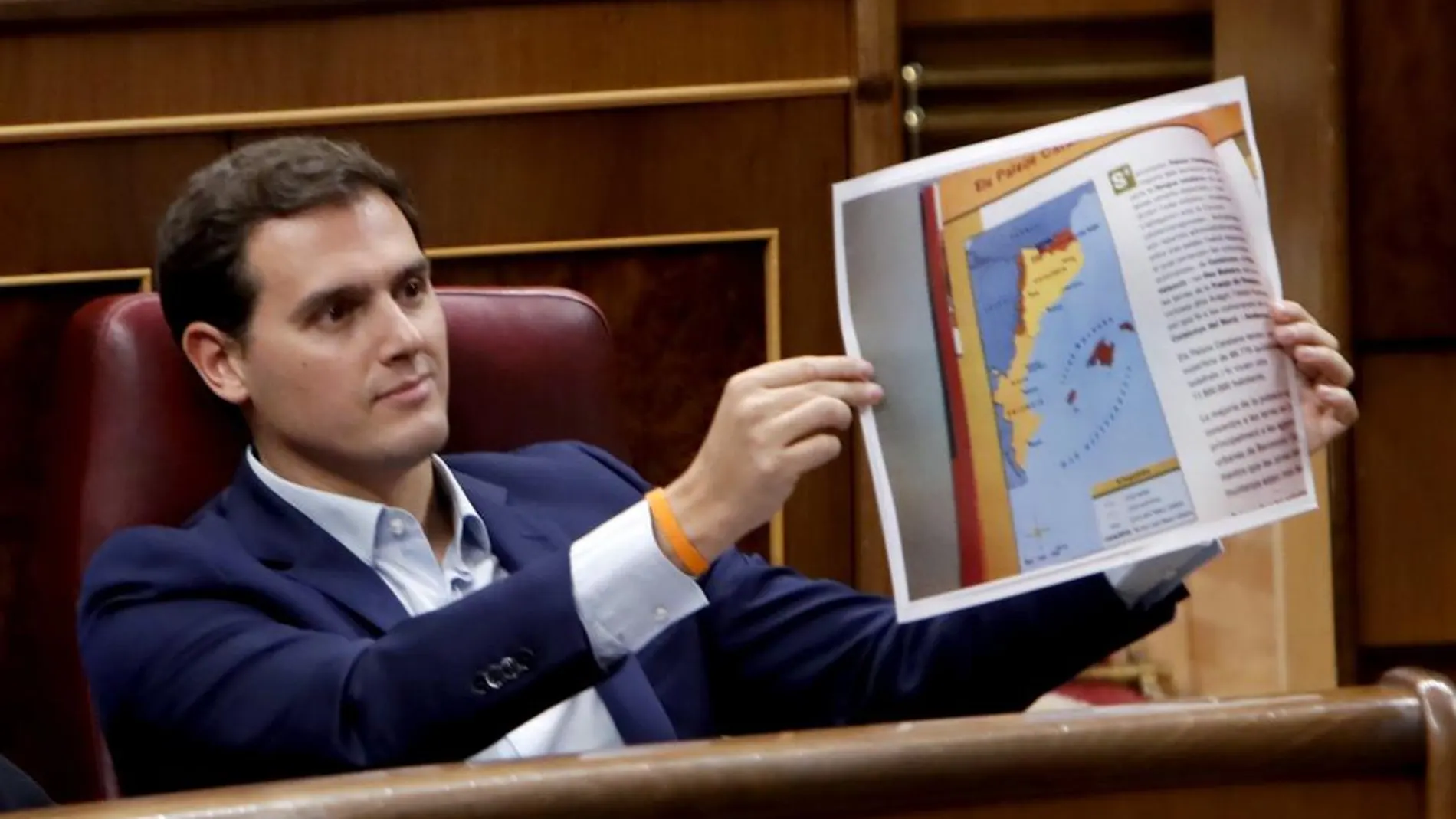 El expresidente de Ciudadanos, Albert Rivera, enseña una página de un libro con los países catalanes para criticar la manipulación que sufren los niños sobre el independentismo catalán