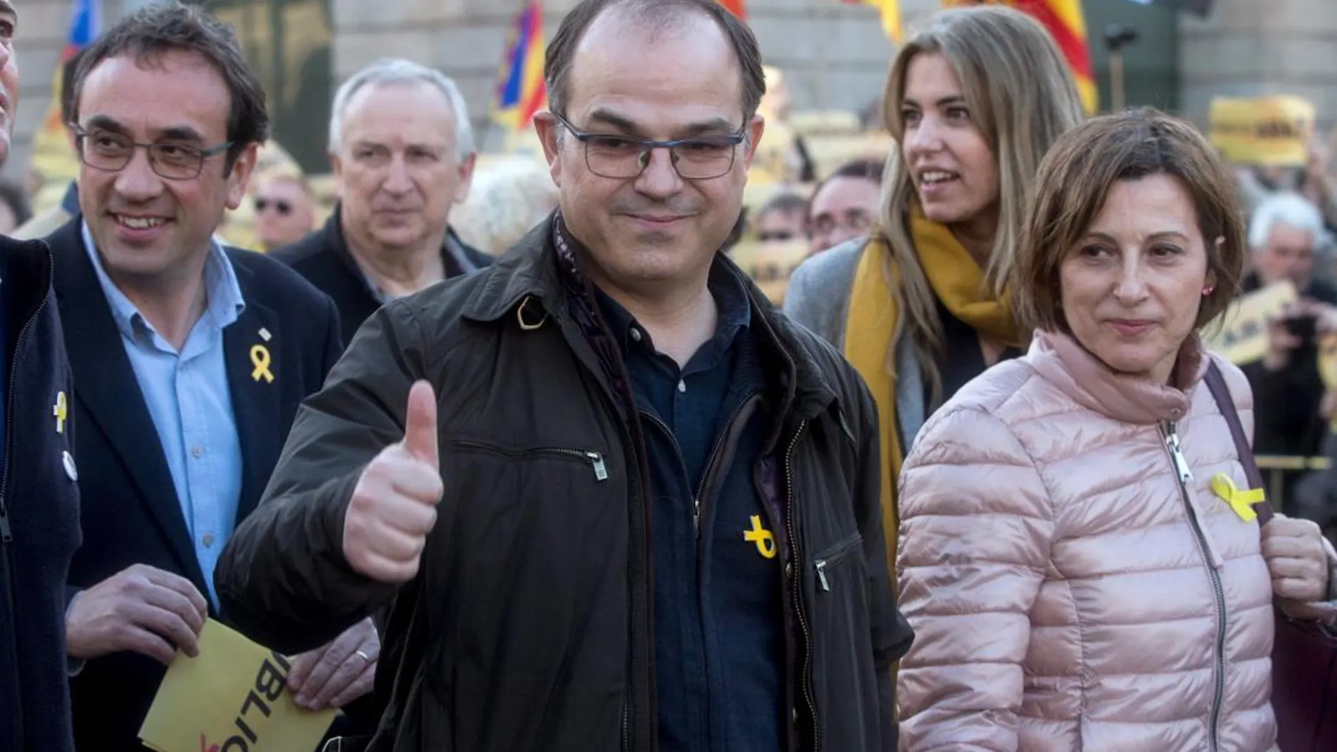 El diputado de JxCat Jordi Turull (c) y la expresidenta del Parlamento de Cataluña Carme Forcadell (d) asisten a una manifestación