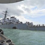 Las fuerzas de Estados Unidos buscan a diez marineros desaparecidos tras la colisión ayer del destructor «USS John S. McCain» con un petrolero de bandera libia en Singapur