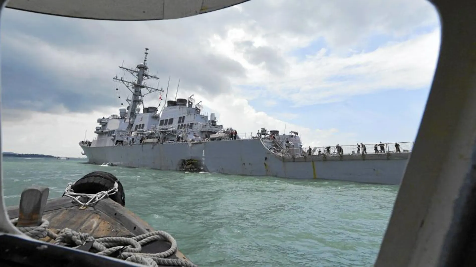 Las fuerzas de Estados Unidos buscan a diez marineros desaparecidos tras la colisión ayer del destructor «USS John S. McCain» con un petrolero de bandera libia en Singapur