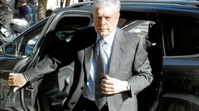 El ex presidente de la CAM, Modesto Crespo, a su llegada ayer a la Audiencia Provincial de Alicante, donde comenzó el juicio