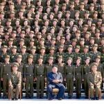 El dictador norcoreano, Kim Jong Un, rodeado de la cúpula militar, asiste en Pyongyang a un acto de las Juventudes del Partido Comunista (KPA)