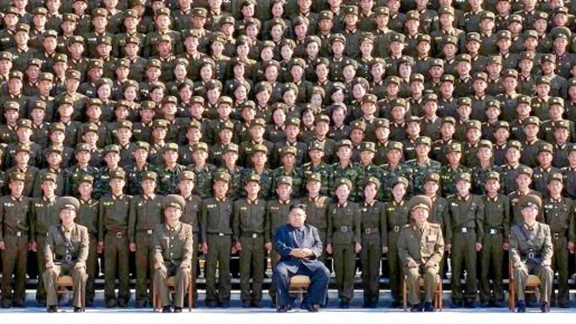 El dictador norcoreano, Kim Jong Un, rodeado de la cúpula militar, asiste en Pyongyang a un acto de las Juventudes del Partido Comunista (KPA)