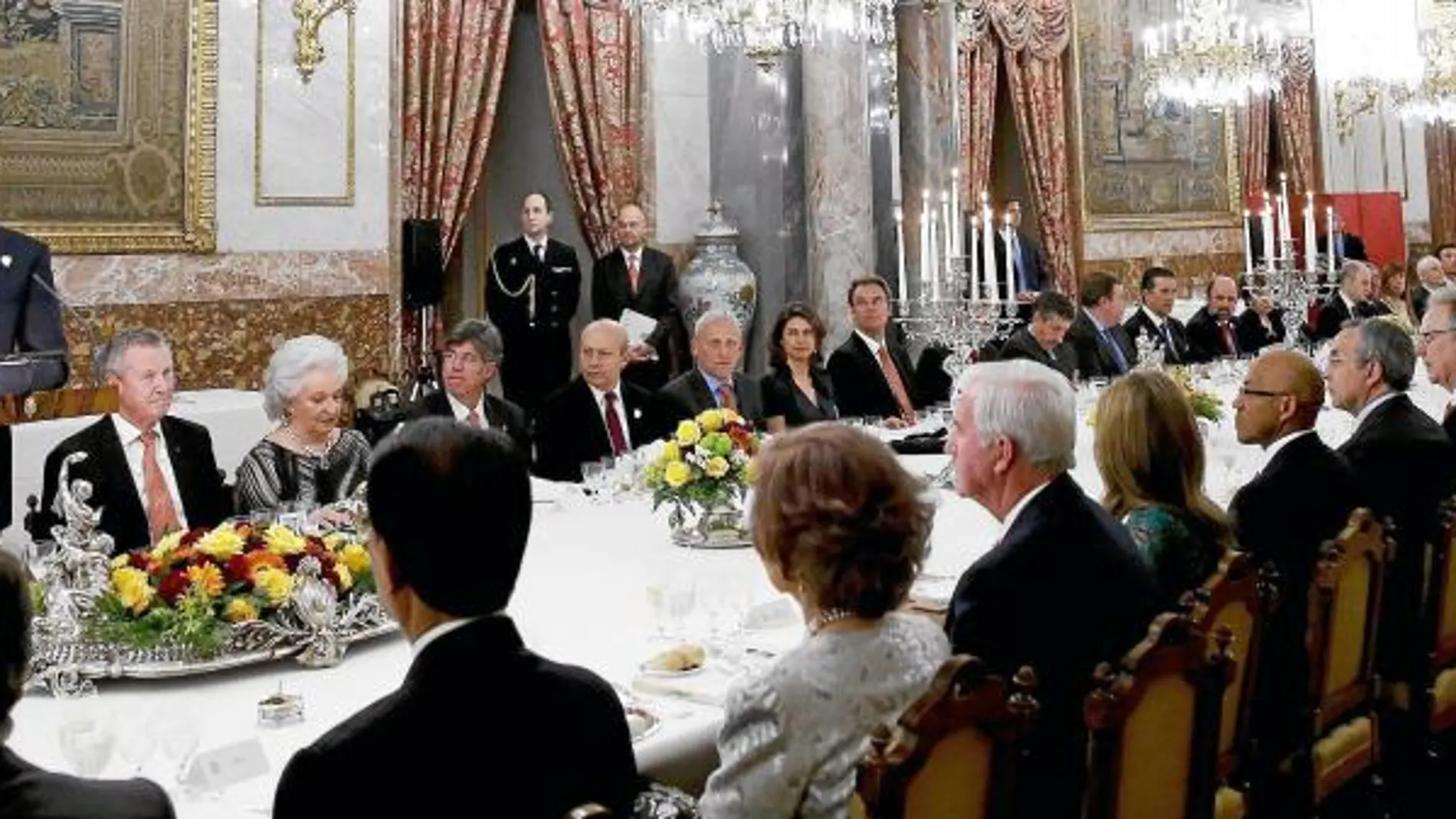 Un centenar de comensales asistió a la cena ofrecida por la Reina y los Príncipes de Asturias en el Palacio Real