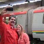 El presidente venezolano, Nicolás Maduro (i), y su esposa, Cilia Flores.