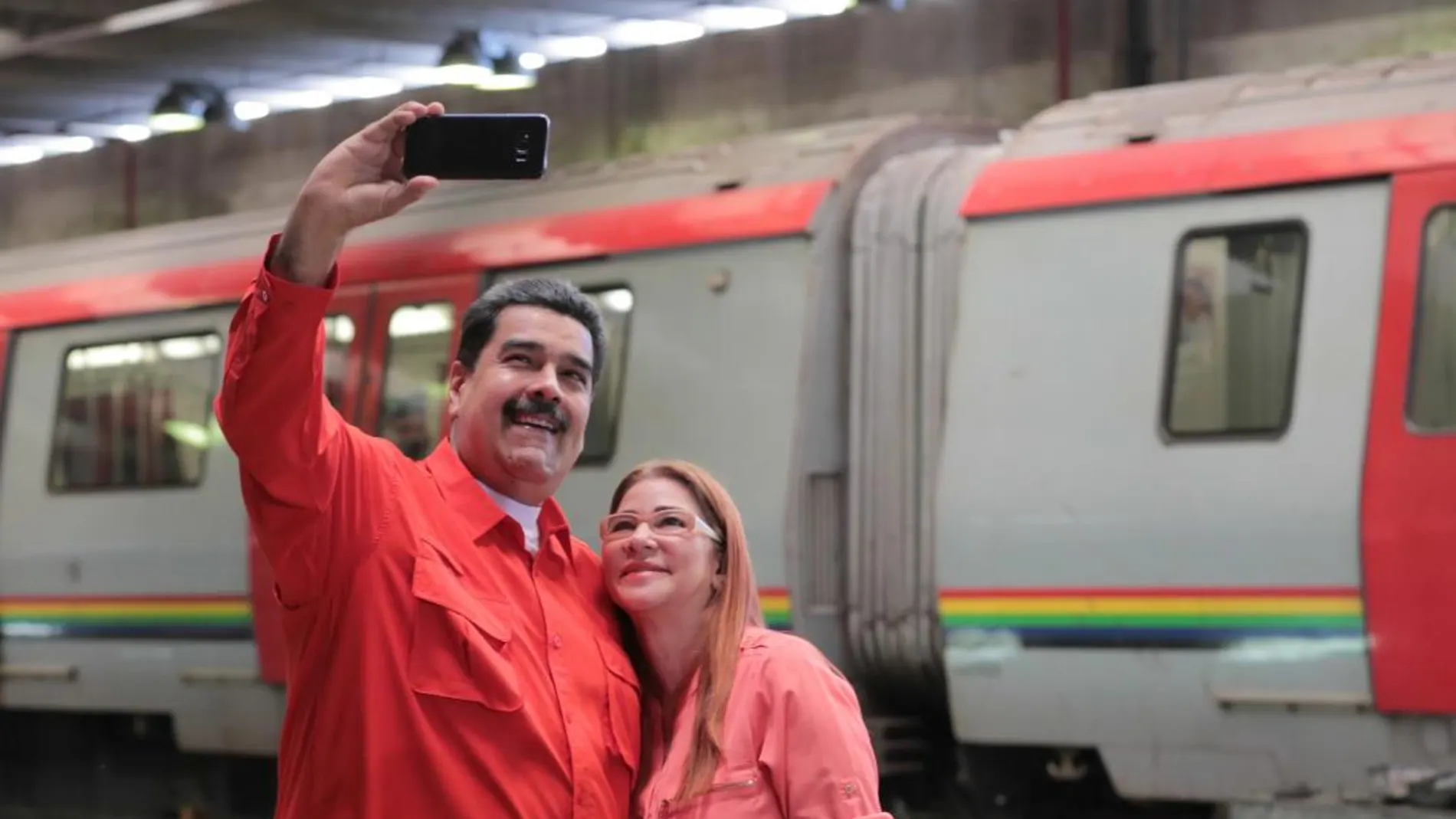 El presidente venezolano, Nicolás Maduro (i), y su esposa, Cilia Flores.