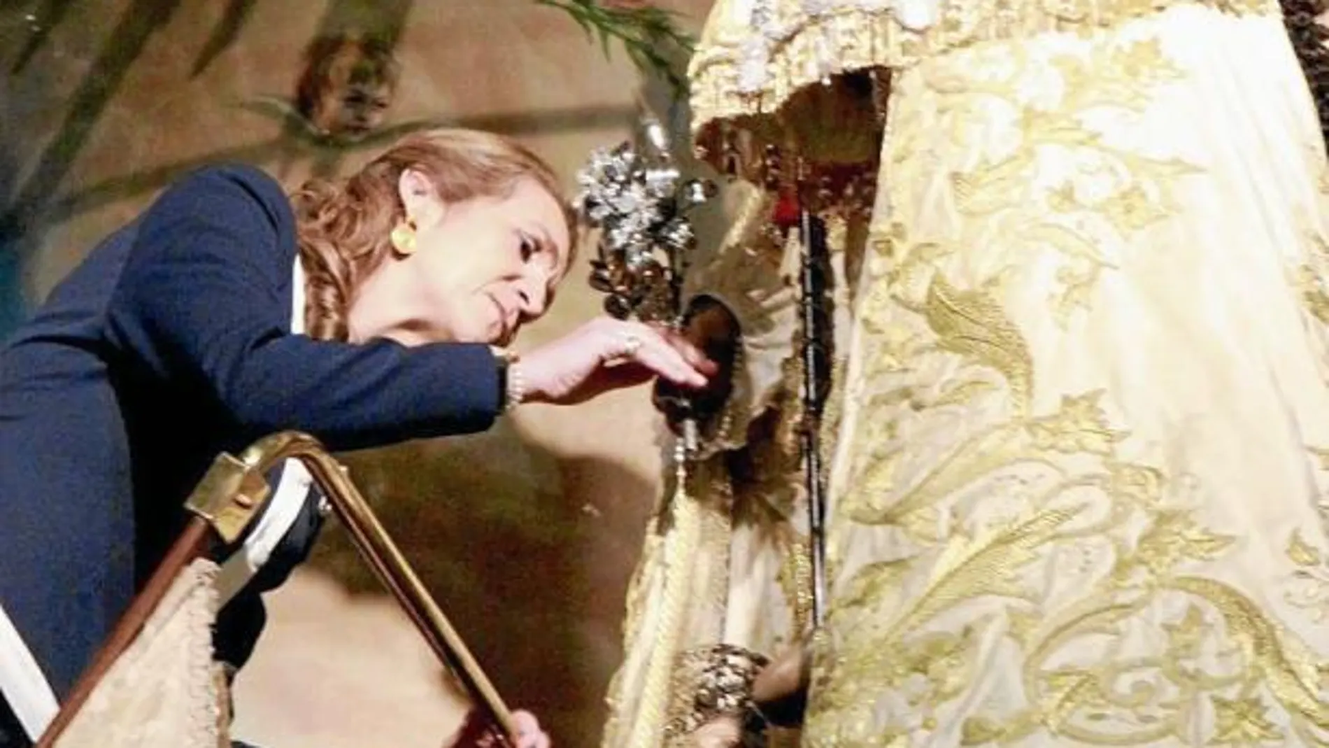 La Infanta Elena besa ayer a la Virgen de los Desamparados