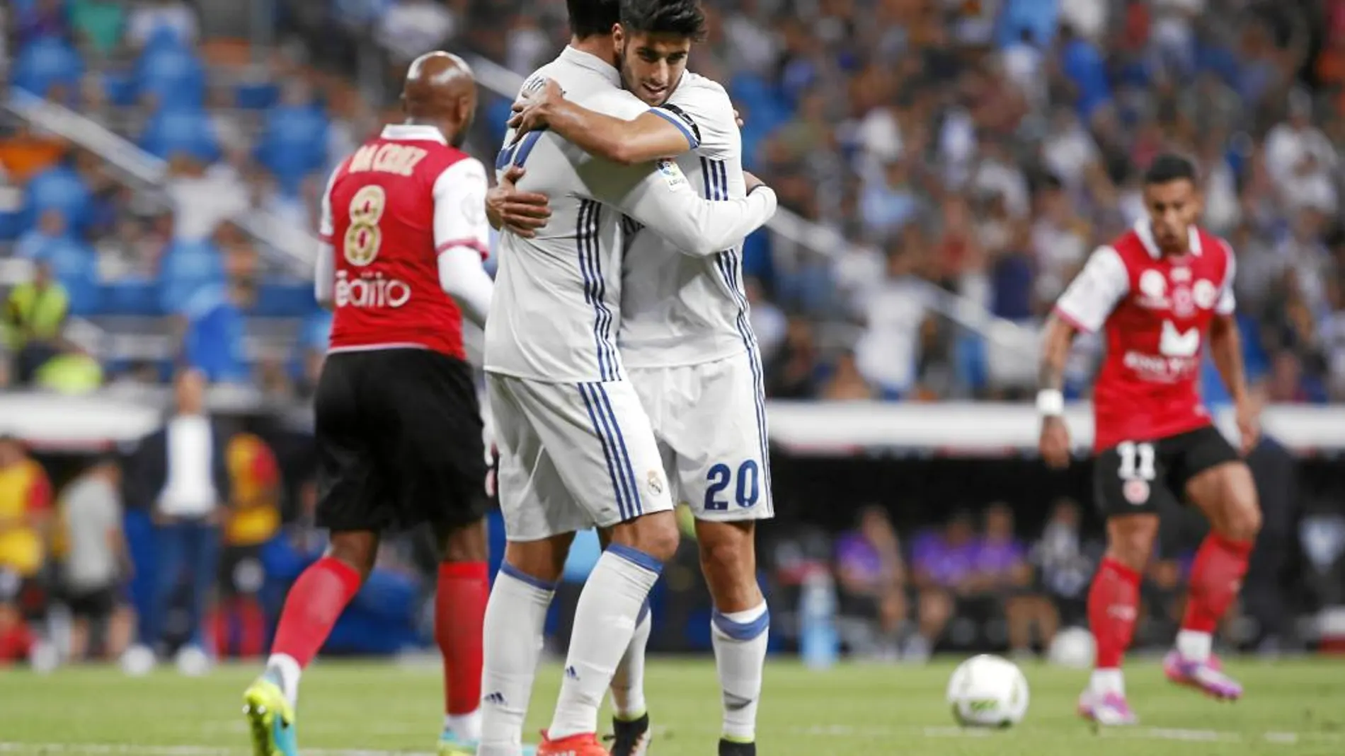 El Madrid ganó 5-3 al Stade Reims, en el Trofeo Santiago Bernabéu. En la foto, Morata y Asensio celebran el tanto del primero