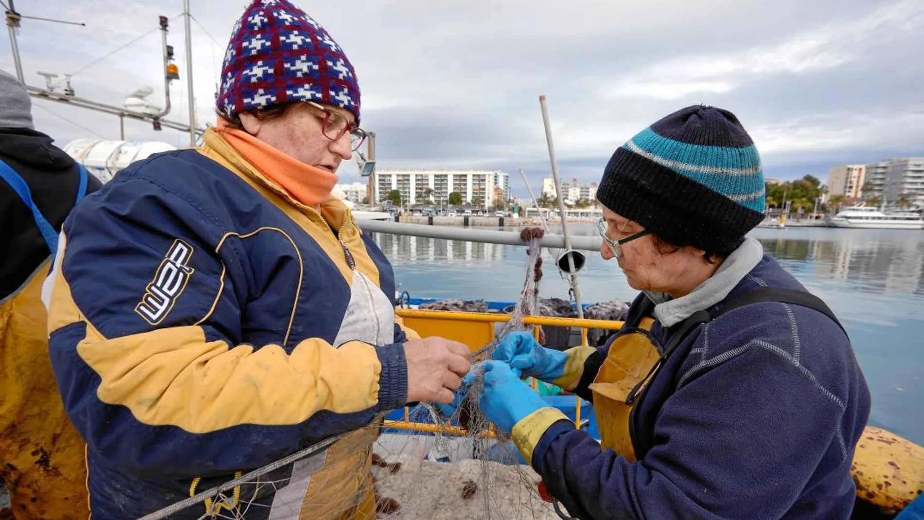 Un grupo de mujeres de la cofradía de pescadores de Gandía ha formado la primera asociación valenciana para dar a conocer el trabajo de las rederas