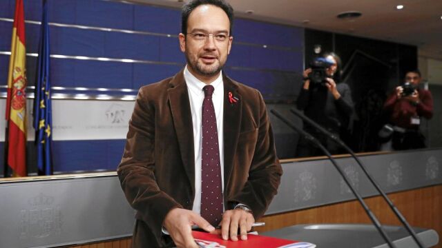 El portavoz del Grupo Socialista en el Congreso, Antonio Hernando, ayer