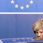 La «premier» británica, Theresa May, confirmó al llegar ayer a Bruselas que a finales de marzo activará el artículo 50