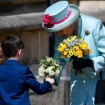 La reina Isabel II de Inglaterra recibe un ramo de flores