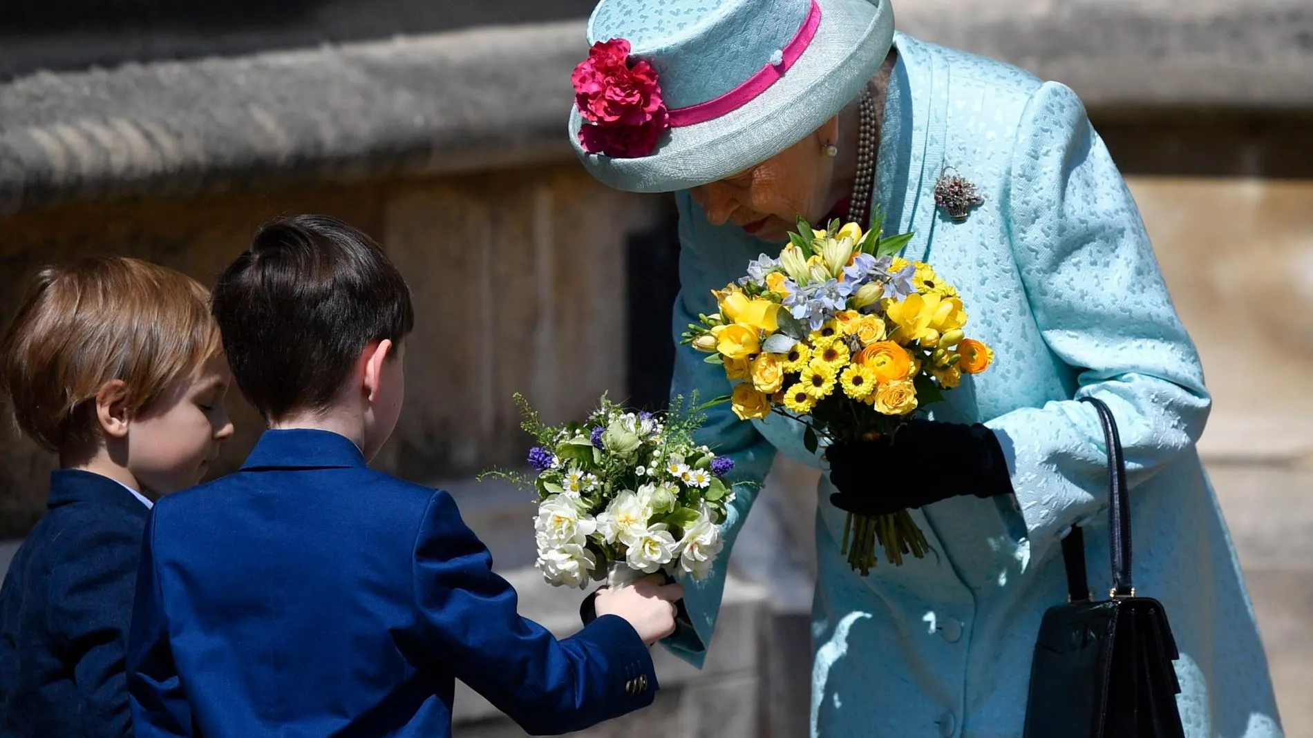 La reina Isabel II de Inglaterra recibe un ramo de flores