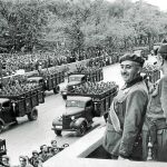 Francisco Franco observa sonriente el paso de las tropas en Madrid durante uno de los desfiles anuales de la victoria
