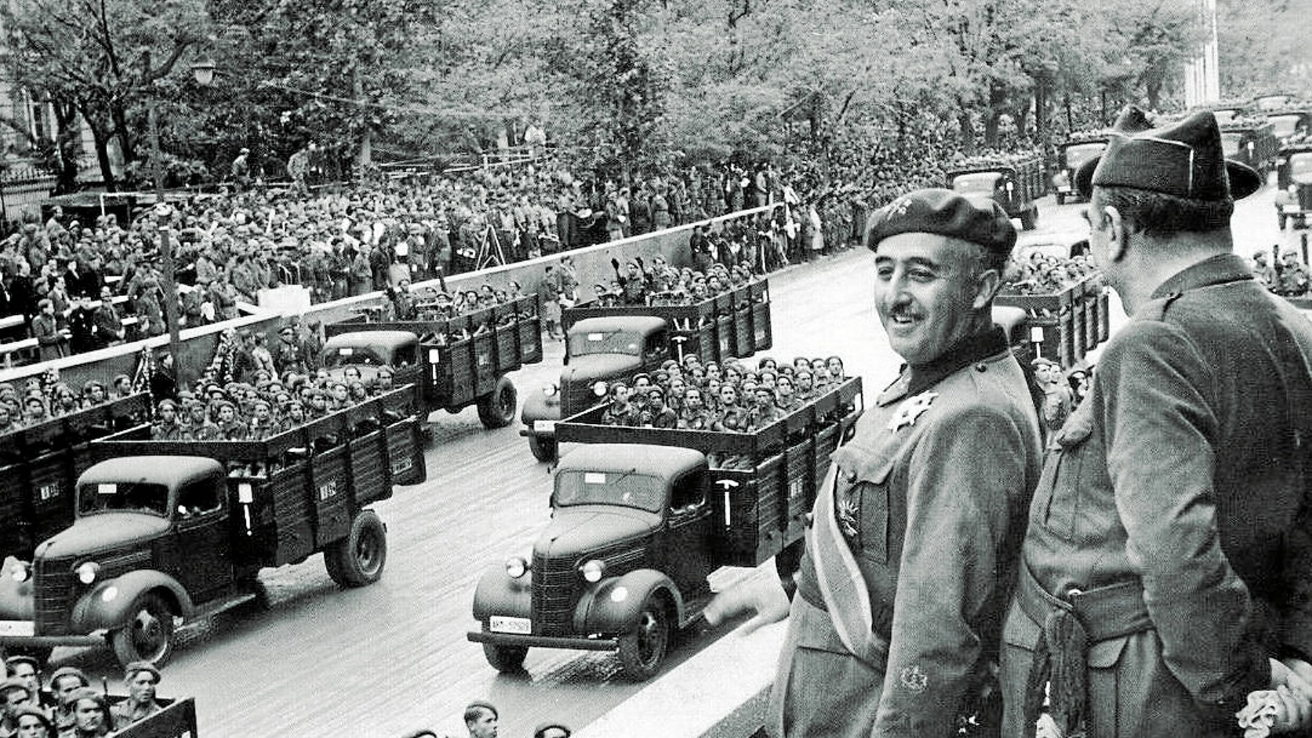 Francisco Franco observa sonriente el paso de las tropas en Madrid durante uno de los desfiles anuales de la victoria