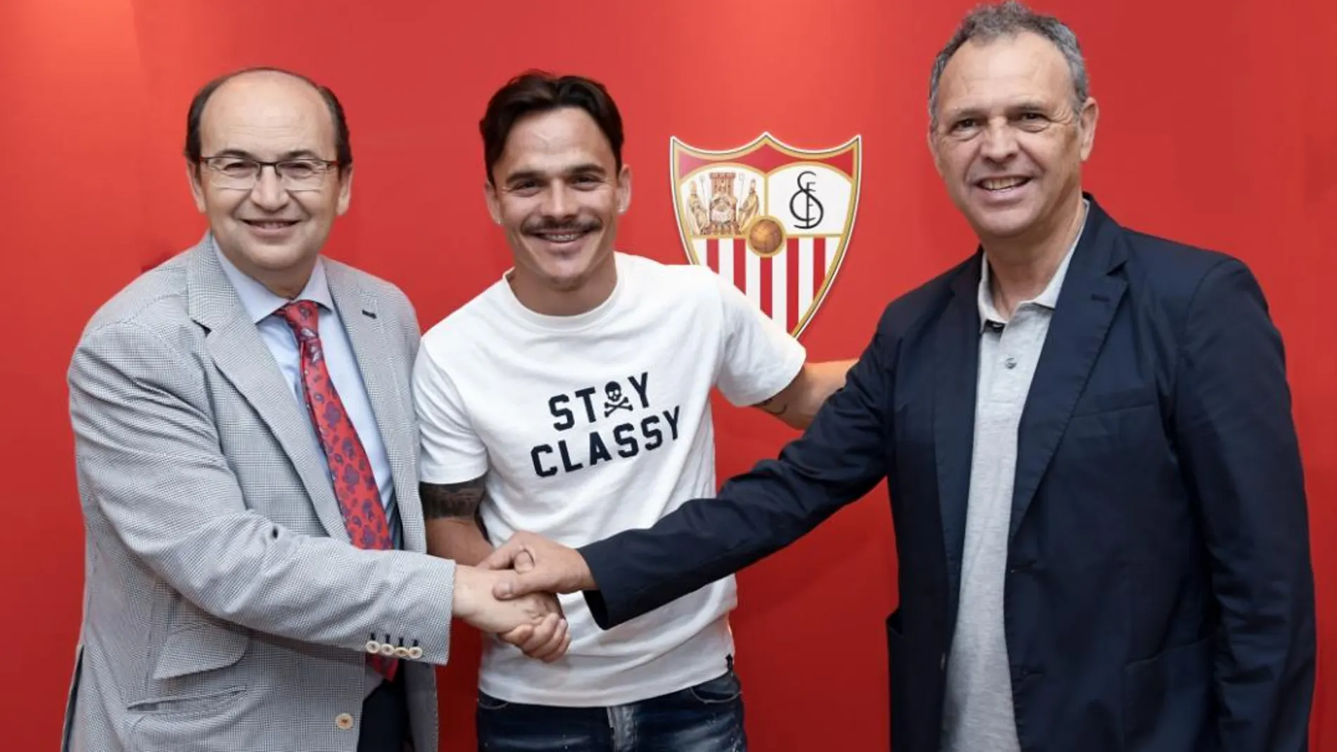 Roque Mesa, con el presidente y director deportivo del club